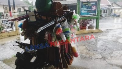 Musim Hujan, Omzet Pedagang Keliling Perabotan di Banjarnegara Mengalami Penurunan Drastis