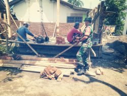 Manunggal Bersama Rakyat, Babinsa Kodim 0822 Bondowoso Bantu Warga Bangun Rumah