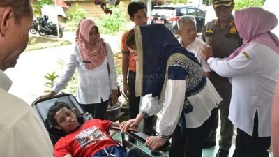 Makaryo Ning Deso, Ketua TP PKK Trenggalek Berikan Kursi Roda Kepada Aldo Anak Berkebutuhan Khusus