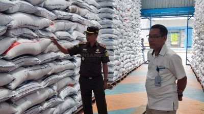 Kasi Intel Kejari Dumai Lakukan Monitoring Beras di Gudang Bulog