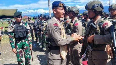 Dansatgas Yonif R 514 Menyambut Pejabat Tinggi Polri di Nduga