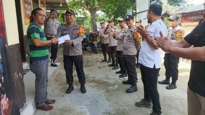 Kapolsek Eremerasa Berikan Penghargaan Dantim yang Berhasil Ungkap Kasus Curanmor