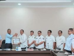 Wali Kota Terima Piagam Penghargaan Dari KPP Pratama Padang Sidempuan