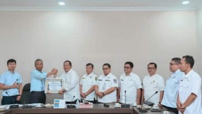 Wali Kota Terima Piagam Penghargaan Dari KPP Pratama Padang Sidempuan