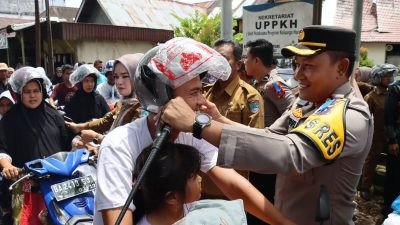 Kapolres Pasbar Bagikan Helm Gratis untuk Masyarakat