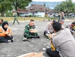 Kodim 0822 dan Relawan Ijen Bondowoso Makan Bersama Nasi Bungkus