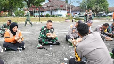 Kodim 0822 dan Relawan Ijen Bondowoso Makan Bersama Nasi Bungkus