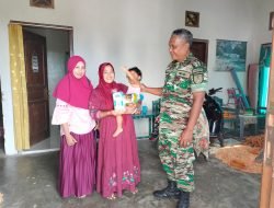 Danposramil 0826-12 Kadur Pamekasan Berikan Susu dan Vitamin Kepada Anak Stunting