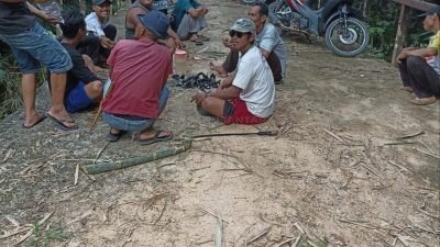 Suherman Ajak Warga Kampung Bumi Mulya Way Kanan Gotong Royong Pembuatan Tanggul Penahan Longsor