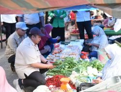 Mendadak, Bupati Tapsel Belanja di Pasar Poken Arba