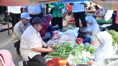 Mendadak, Bupati Tapsel Belanja di Pasar Poken Arba