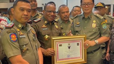 Bupati Kaur Terima Penghargaan Karya Bhakti Peduli Satpol PP dari Mendagri RI