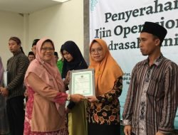 Ketua PPAI dan FKDT Kecamatan Magetan Serahkan SK Izin Operasional