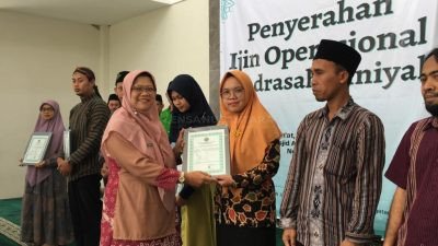 Ketua PPAI dan FKDT Kecamatan Magetan Serahkan SK Izin Operasional