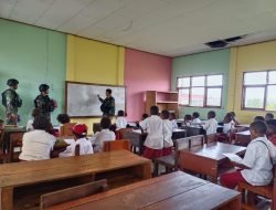 Meriahkan HUT Kostrad ke-62, Satgas Mobile Yonif Raider 514/SY Bagikan Seragam Sekolah