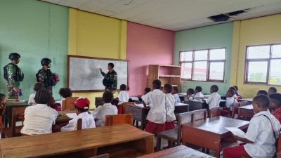 Meriahkan HUT Kostrad ke-62, Satgas Mobile Yonif Raider 514/SY Bagikan Seragam Sekolah