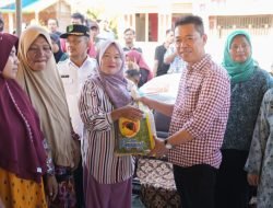 Silaturahmi dengan Masyarakat Darussalam dan Sungai Bakau, Bupati Rohil Serahkan Bantuan Beras 8 Ton