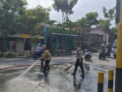 Antisipasi Lakalantas, Satlantas Polres Bojonegoro Bersama Damkar Bersihkan Sisa Material Cor