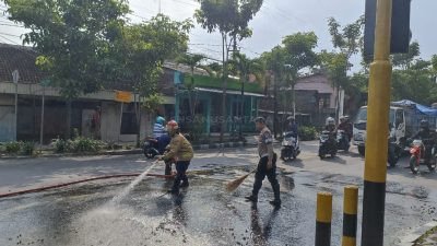 Antisipasi Lakalantas, Satlantas Polres Bojonegoro Bersama Damkar Bersihkan Sisa Material Cor