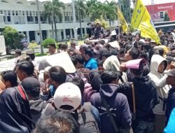 Warga Getem Puger Demo Depan Pemkab Jember, Ini Tuntutannya