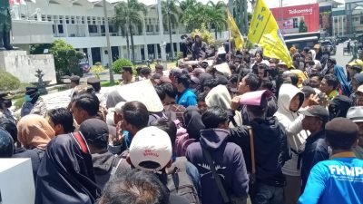 Warga Getem Puger Demo Depan Pemkab Jember, Ini Tuntutannya