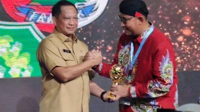 Sukses di Bidang Kesehatan, Bupati Sumenep Terima Penghargaan UHC Award