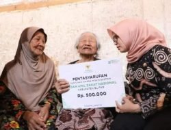 Bupati Blitar Kunjungi dan Berikan Bantuan Bagi Warga Tidak Mampu di Sanankulon