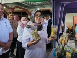 Kunjungi Dua Desa Program OVOP, Bupati Blitar Rini Syarifah Serahkan Perijinan UMKM