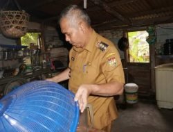 Pastikan Warganya Punya Makanan Saat Berbuka Puasa, Pj Bupati Kampar Sampai Cek Isi Tudung Saji Milik Udin