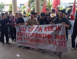 GMNI Jember Demo Gedung DPRD Menolak UU Cipta Kerja