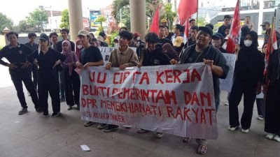 GMNI Jember Demo Gedung DPRD Menolak UU Cipta Kerja