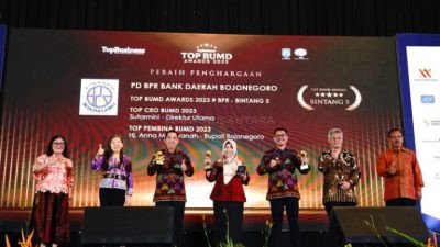 Bupati Bojonegoro Terima Penghargaan Top Pembina BUMD 2023
