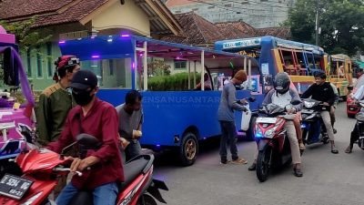 Paguyuban Odong-odong Pangandaran Utara Bagi-bagi Takjil Dipertengahan Bulan Ramadhan