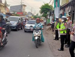 Satlantas Polres Jember Bagi-bagi Takjil dan Himbau Pengendara Tertib Berlalu Lintas