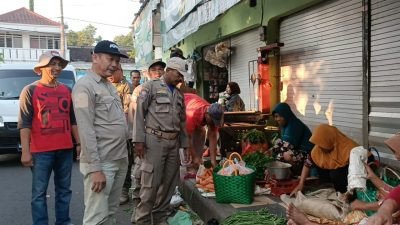 Disperindag Magetan Bersama Satpol PP Tertibkan Pedagang di Pinggir Jalan dan Trotoar