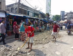Perihatin Jalan Rusak, Polsek Bilah Hulu dan Masyarakat di Labuhanbatu Timbun Jalan yang Rusak