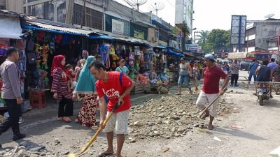Perihatin Jalan Rusak, Polsek Bilah Hulu dan Masyarakat di Labuhanbatu Timbun Jalan yang Rusak