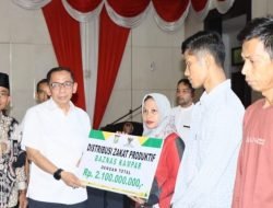 Pj Sekda Kampar Salurkan Zakat Maal ke Badan Amil Zakat Nasional