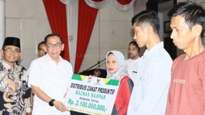 Pj Sekda Kampar Salurkan Zakat Maal ke Badan Amil Zakat Nasional