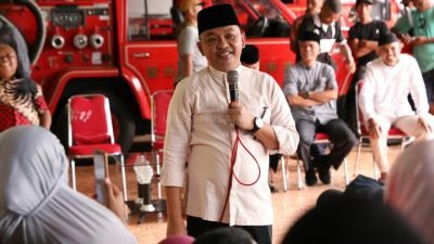 Petugas Kebersihan Dapat Paket Lebaran dari Bupati Bantaeng, Ilham Azikin : Tanda Ikatan Kebersamaan Kita Semua