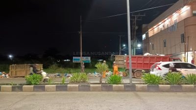 Angkut Sampah Hingga Malam Hari, Petugas DLH Dumai Tuai Pujian
