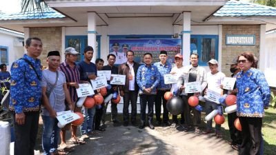 Pemkab Bantaeng Serahkan Bantuan Kebun Bibit Rumput Laut kepada 10 Kelompok Nelayan
