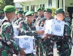 Kodim 0822 Bondowoso Bagikan Bingkisan Lebaran kepada Prajurit dan PNS