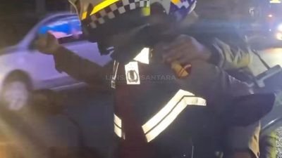 Personil Pengamanan Operasi Ketupat 2023 Polres Bogor Bantu Antarkan Box Kantong Darah ke RSPG Cisarua