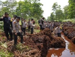 Pantang Pulang Sebelum Padam, Waka Polda Riau Berikan Dukungan Moril ke Satgas Karhutla di Perbatasan Dumai – Bengkalis