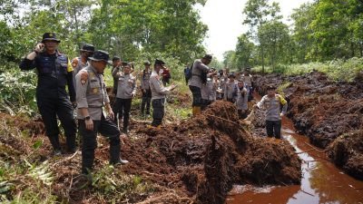 Pantang Pulang Sebelum Padam, Waka Polda Riau Berikan Dukungan Moril ke Satgas Karhutla di Perbatasan Dumai – Bengkalis
