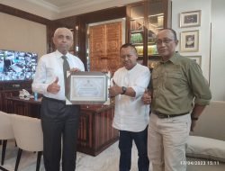 Ketua Dewan Pembina SMSI Jatim Terima PWI Jatim Award 2023