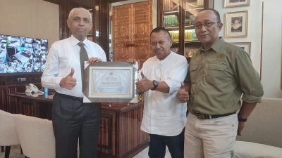 Ketua Dewan Pembina SMSI Jatim Terima PWI Jatim Award 2023
