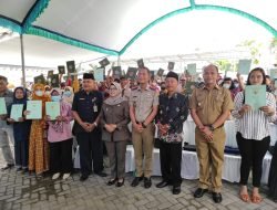 Bupati Blitar Rini Syarifah Salurkan Sertifikat PTSL di Kecamatan Garum