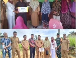 Pemdes Ulak Bandung Kaur Bagikan BLT-DD dan Titik Nol Lampu Jalan